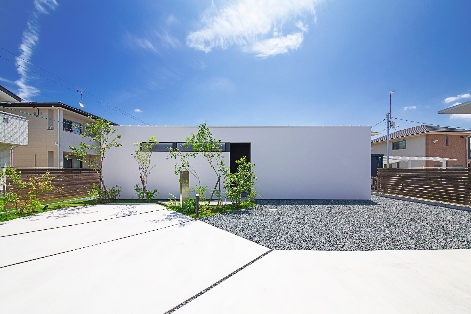 静岡県浜松市浜北区［HILLA-house] 中庭を囲う「コ」の字型の平屋 アイキャッチ画像
